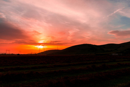 夕阳西下的风景，藏着太阳和彩霞