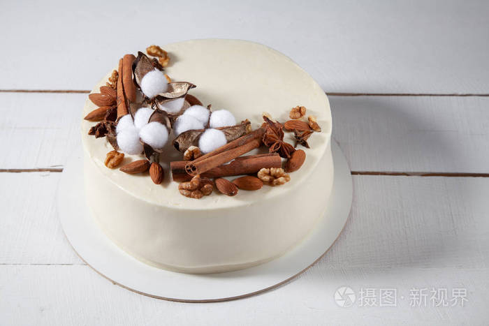 由糕点设计师装饰的漂亮的白色蛋糕.