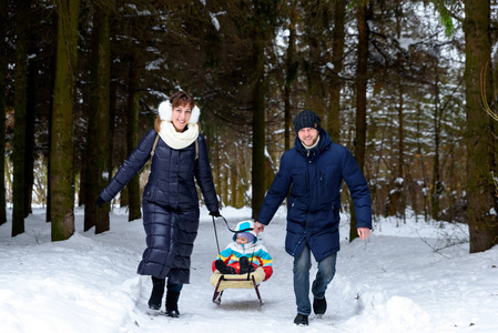 一家人在冬天散步，爸爸妈妈和孩子