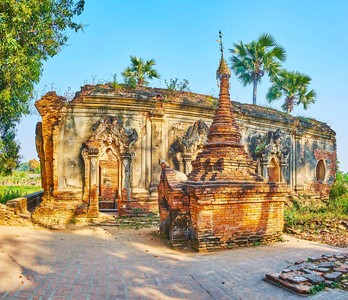 缅甸阿瓦Inwa的小砖塔和装饰丰富的YadanaHsemee塔神社遗址。