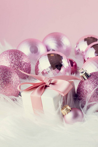 白色毛皮上的粉红色圣诞装饰品
