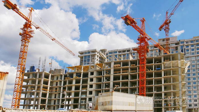 建筑工地背景 混凝土大楼附近有三台巨大的起重机 正在建造的建筑物 照片 正版商用图片15rzj2 摄图新视界