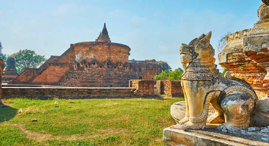 雕刻的金塔Leogryph在古老的LawkaDawthamanAung塔脚下，在缅甸的背景AVAInwa上观看Myint