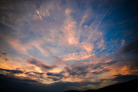 夕阳西下的风景，藏着太阳和彩霞