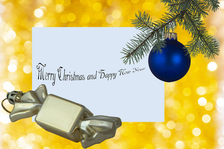 绿色圣诞树上的圣诞蓝球，上面有贺卡和糖果，上面有金色背景
