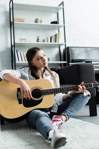 客厅里坐着弹吉他的漂亮泼妇