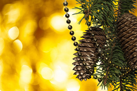 绿绿的圣诞树，金色背景上有松果和金珠