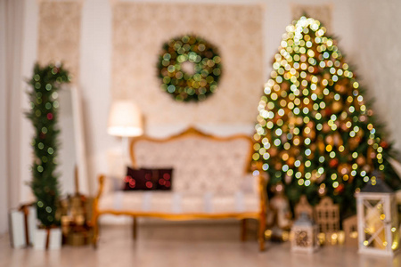 带有树木和节日灯光的圣诞家庭客房，节日背景模糊