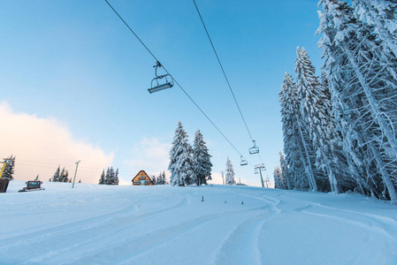 冬季山区滑雪场和空运椅