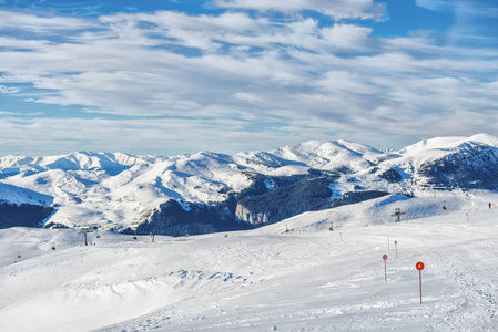 阿尔卑斯山的滑雪胜地，冬天的雪山景观