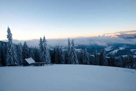 冬天白雪覆盖的山景，树木和木屋