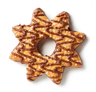 星星形状的饼干，用巧克力和糖装饰在白色背景上，俯视