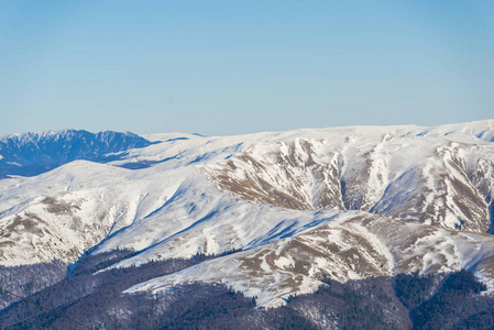 阿尔卑斯山滑雪场冬季雪覆盖的山脉景观