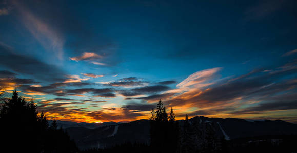 美丽的日落天空在山上，冬天的日落在喀尔巴阡山