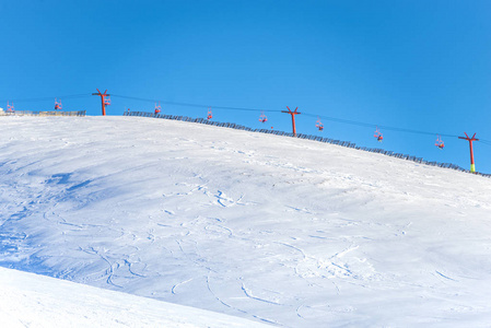 雪覆盖景观山和蓝天，滑雪胜地