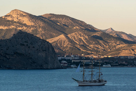 克里米亚海岸附近的黑海大型帆船