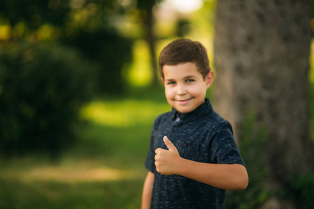 十岁的孩子微笑, 玩得开心照片