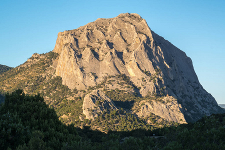 诺维斯维特村附近的猎鹰山