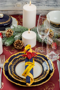 家庭圣诞晚餐的餐桌布置图片