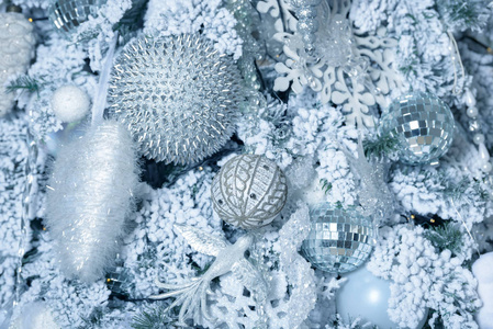 杉树上的圣诞球。 新年假期和圣诞节庆祝活动。