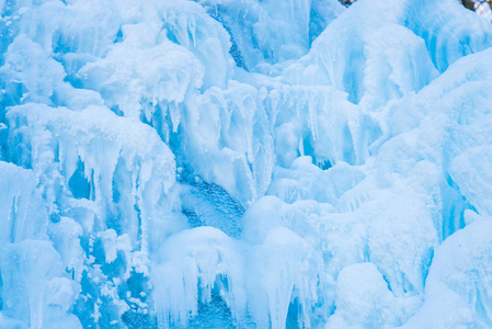 冬季冰冻瀑布和冰柱接近冰的质地和表面