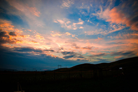 黄昏夕阳的天空和风景图片