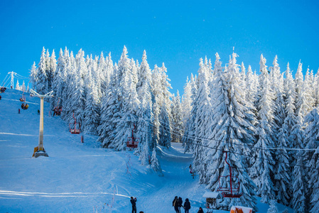 冬季山区滑雪场和空中缆车