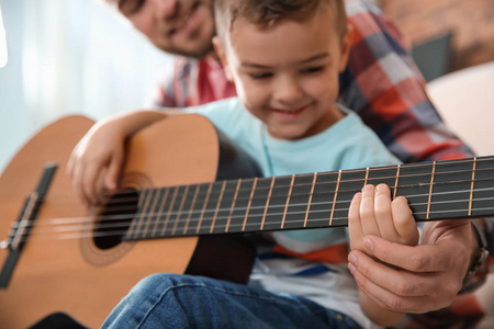 父亲在家教小儿吉他图片