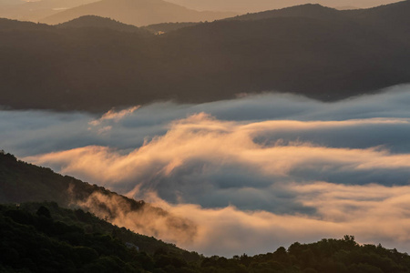 飘渺的云粘在蓝岭山脉上图片