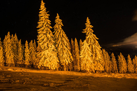 夜间雪山风景如画