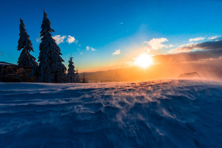 日落的天空和白雪覆盖的山景