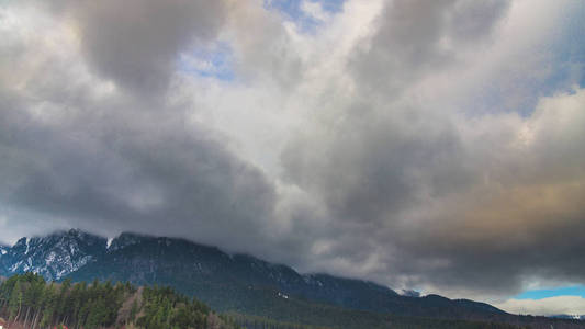 山山景观中的雨云