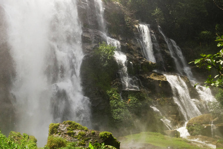 泰国森林中有石头的美丽瀑布