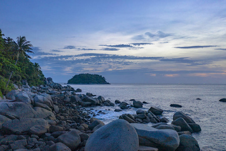 隐藏的天堂岩滩位于LaemChai，位于Karon海滩和Kata海滩之间，靠近PU岛。