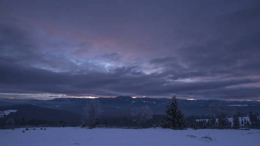 群山中紫色的日落天空