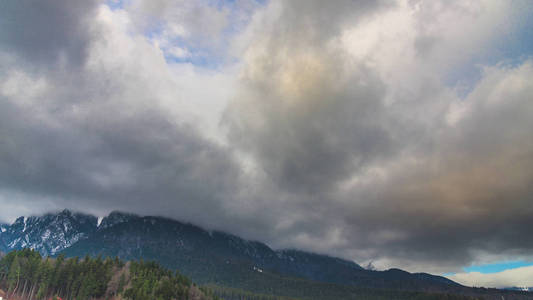 山山景观中的雨云