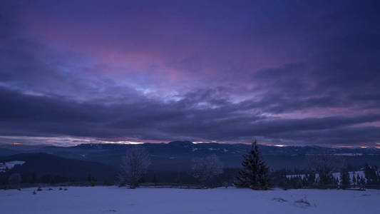 冬天在山上，夜晚紫色的天空