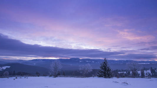 冬天的山景黄昏的晚霞紫色的天空
