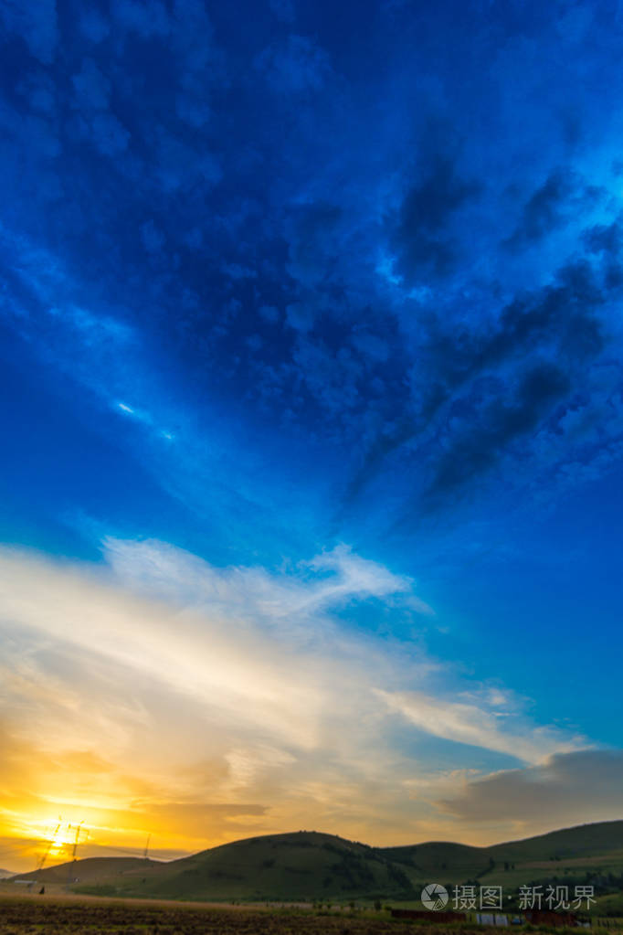 黄昏的晚霞天空有云彩风景有山丘