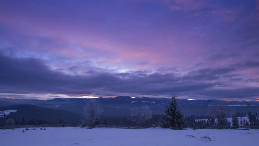 冬天在山上，雄伟的紫色天空