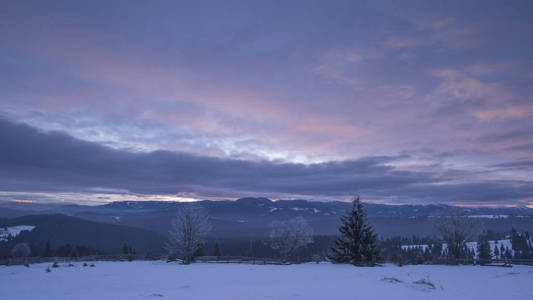 冬天的山，紫色的夕阳，天空和白雪覆盖的风景