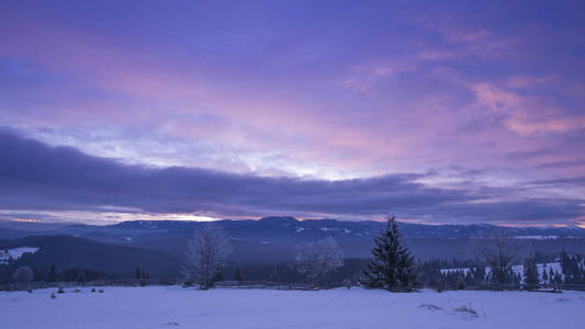冬天的山紫紫色的天空自然摄影图片