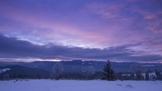 冬天的山紫紫色的天空自然摄影