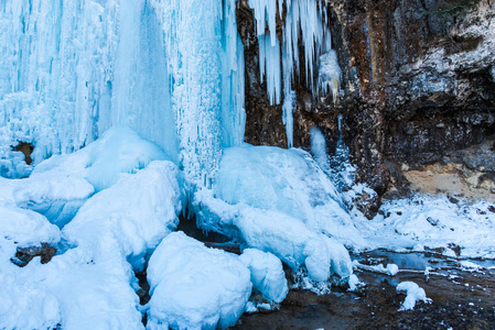 白色蓝色冰冻瀑布和冰柱