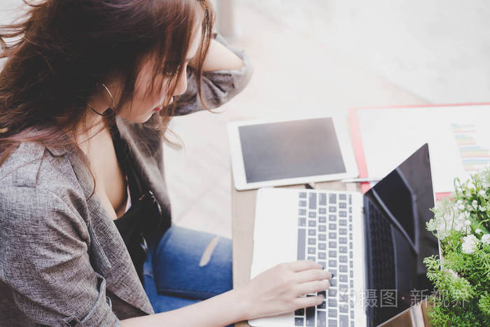 美女对顾客或雇主的一些信息或订单感到困惑. 性感女人头疼