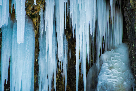 白色蓝色冰冻瀑布和冰柱