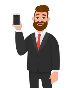 快乐自信的商人展示了一个空白的屏幕智能手机，站在孤立的白色背景下。 矢量卡通风格中的技术和通信概念说明。