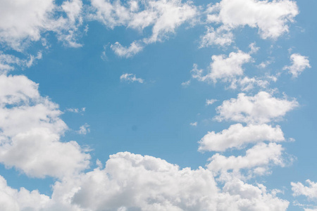 天空中的云。 蓝天上的云。 夏日的天空。