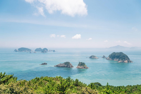 韩国Geoje YeochaHongpo观测平台的蓝色海洋和岛屿