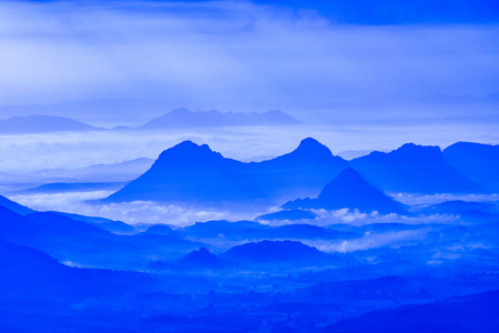 风景山，雾霭蓝天，朝阳初升，山峦轮廓，蓝山山脉背景